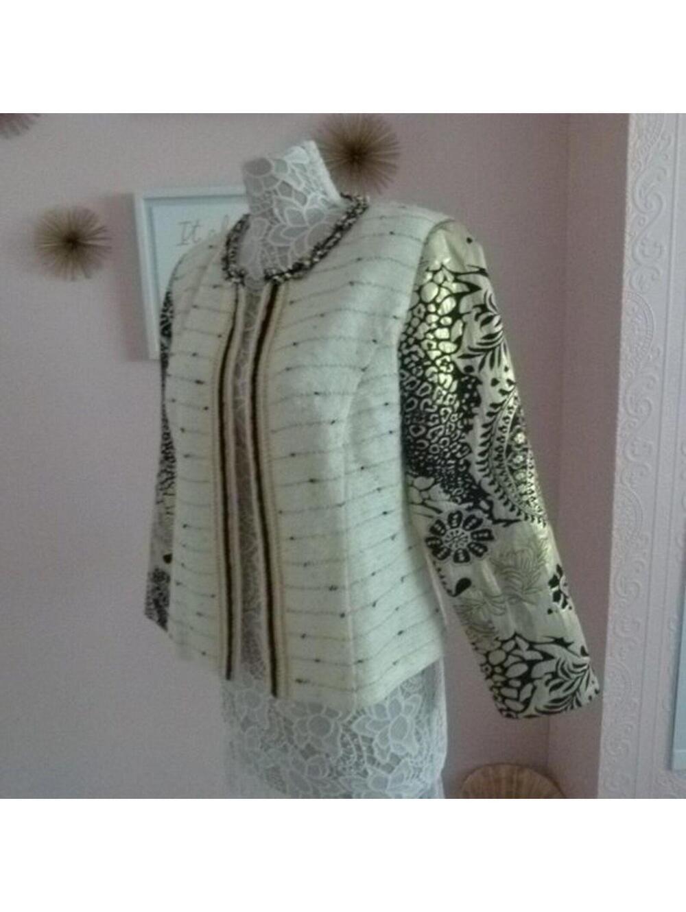 Flawless unique Chico's ivory metallic gold black fun blazer jacket light S